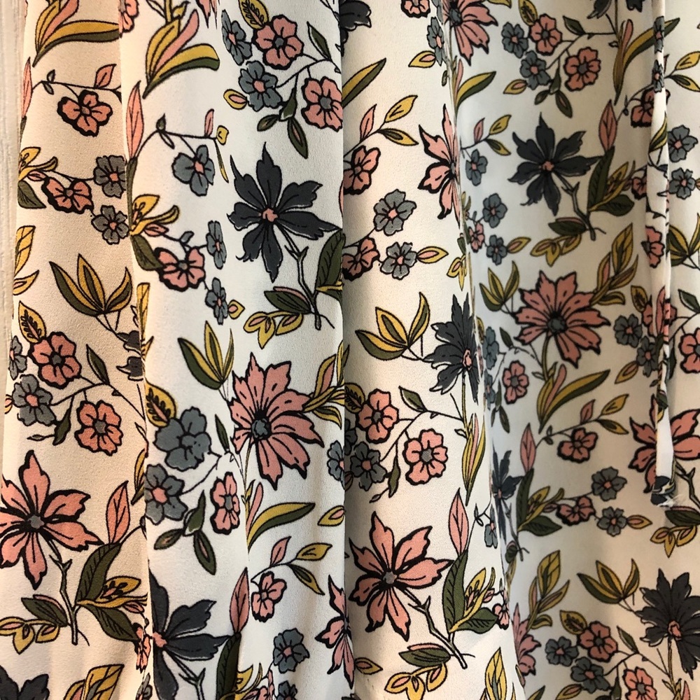 LOFT Feminine and Flowy Floral Blouse - Picture 4 of 6